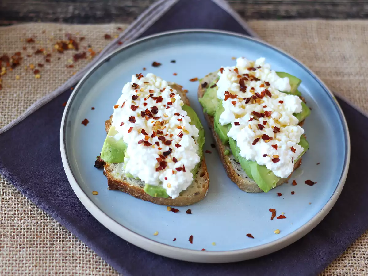 Baharatlı ballı avokadolu ve cottage cheese'li tost - fotoğraf 4