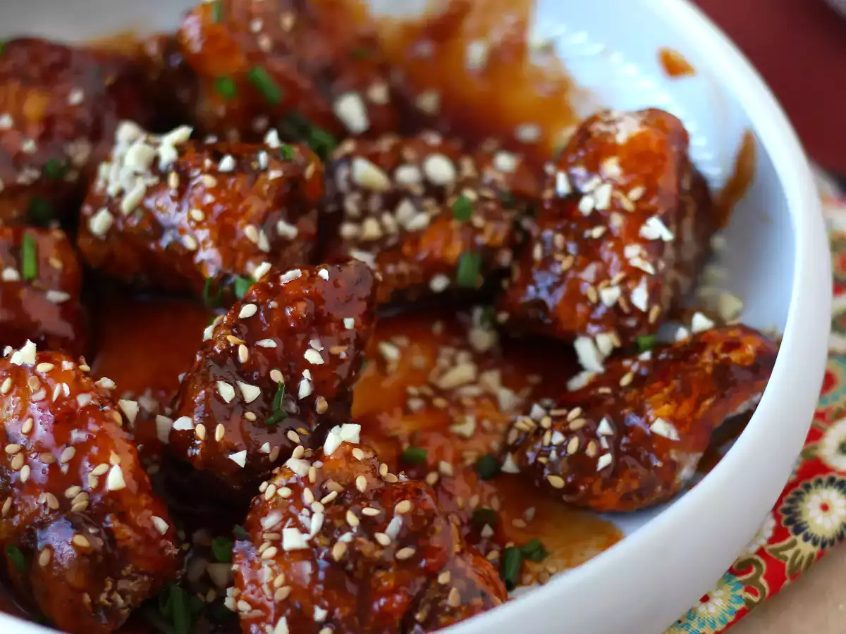 Baharatlı gochujang soslu Kore usulü kızarmış tavuk - Dakgangjeong - fotoğraf 4