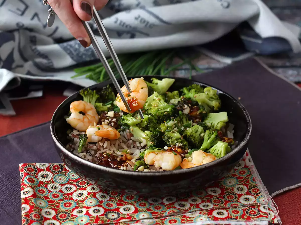 Baharatlı Kore sosunda brokoli ve karides - basit, dengeli ve baharatlı bir yemek