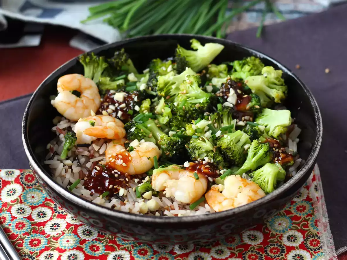 Baharatlı Kore sosunda brokoli ve karides - basit, dengeli ve baharatlı bir yemek - fotoğraf 2