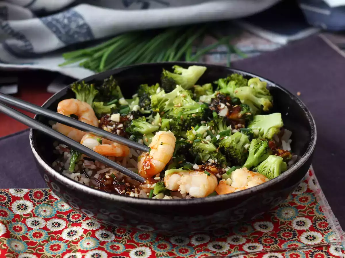 Baharatlı Kore sosunda brokoli ve karides - basit, dengeli ve baharatlı bir yemek - fotoğraf 3