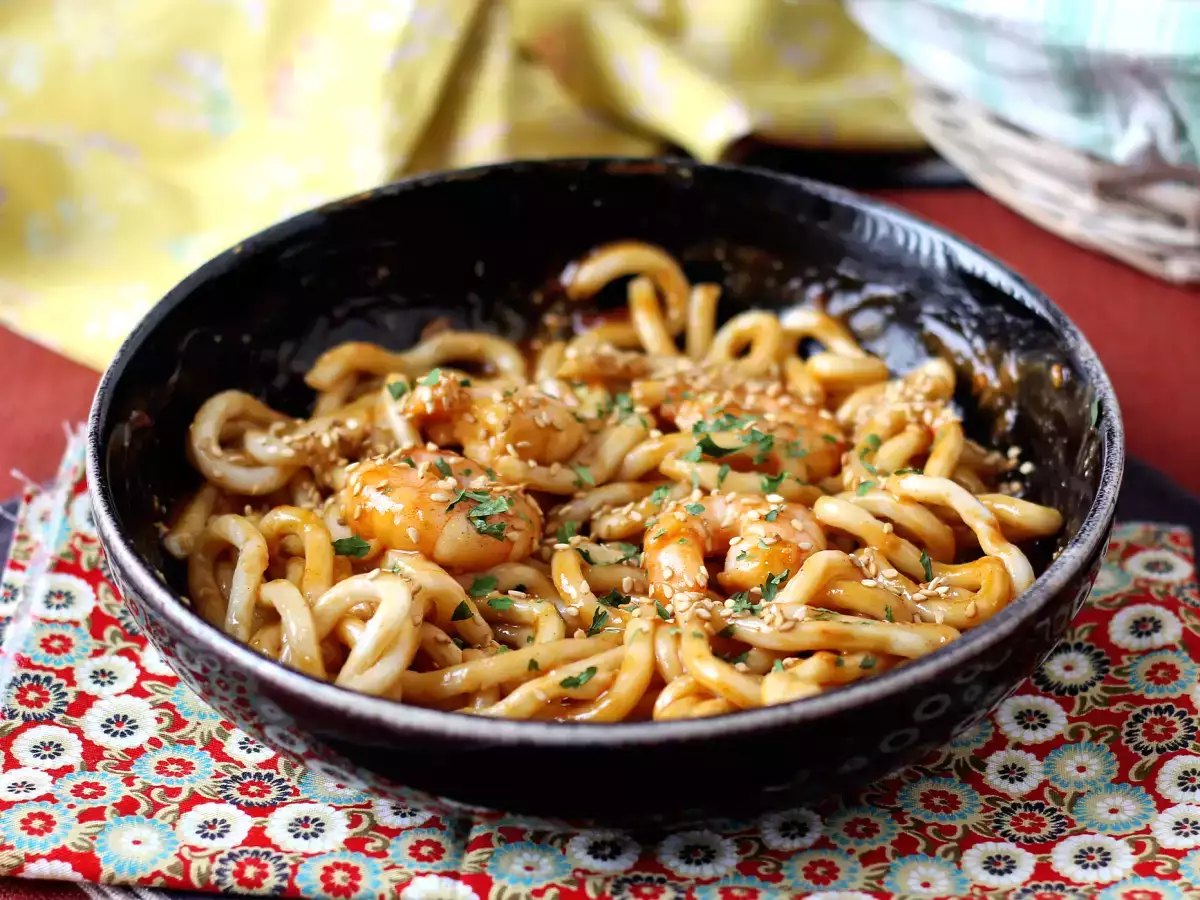 Baharatlı yer fıstığı soslu karidesli udon eriştesi - fotoğraf 2