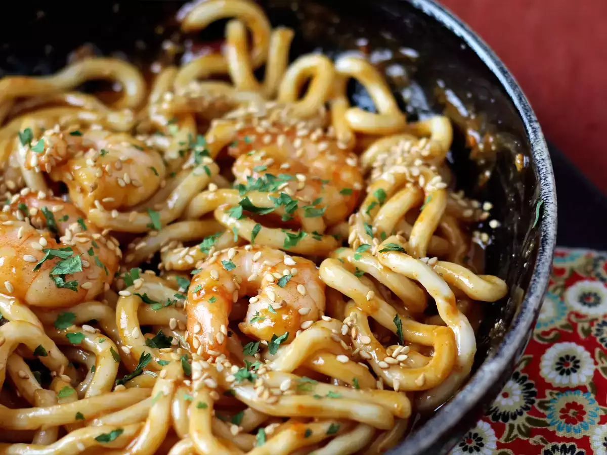 Baharatlı yer fıstığı soslu karidesli udon eriştesi - fotoğraf 3