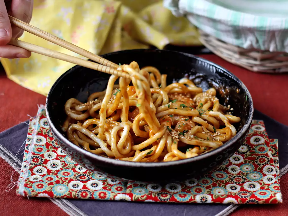 Baharatlı yer fıstığı soslu karidesli udon eriştesi - fotoğraf 4