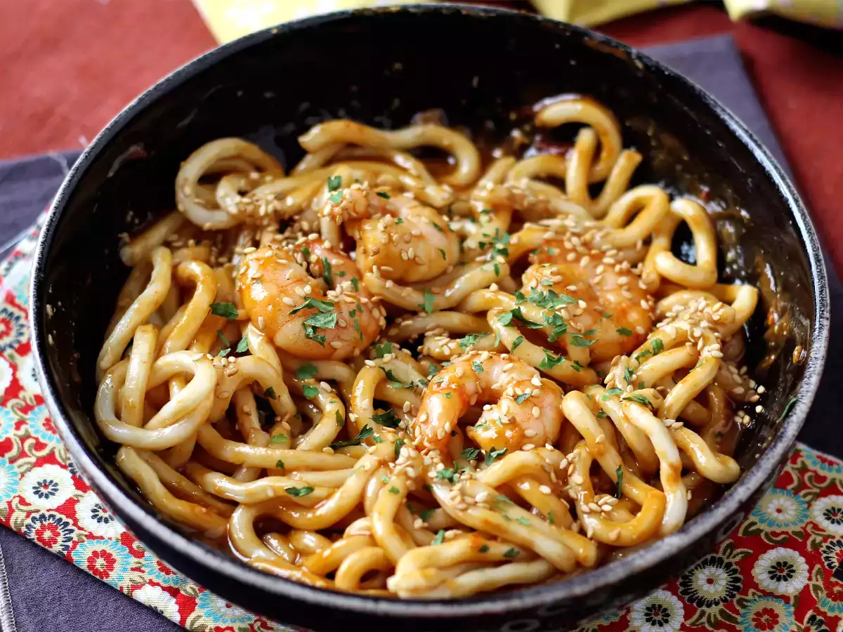 Baharatlı yer fıstığı soslu karidesli udon eriştesi - fotoğraf 5