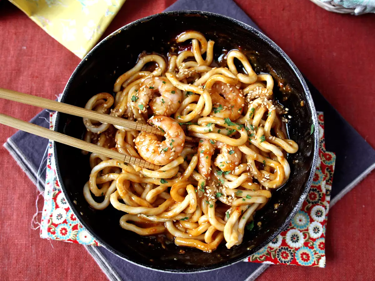Baharatlı yer fıstığı soslu karidesli udon eriştesi - fotoğraf 6
