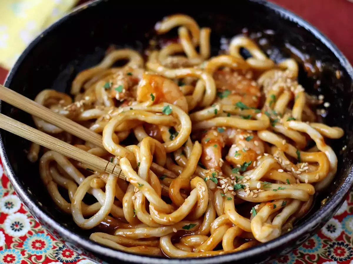 Baharatlı yer fıstığı soslu karidesli udon eriştesi - fotoğraf 7