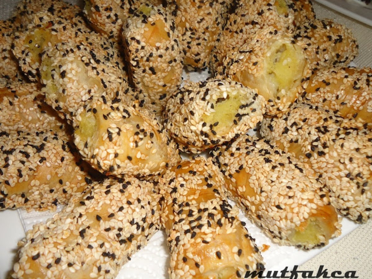 BAKLAVA YUFKASI İLE PATATESLİ BÖREK