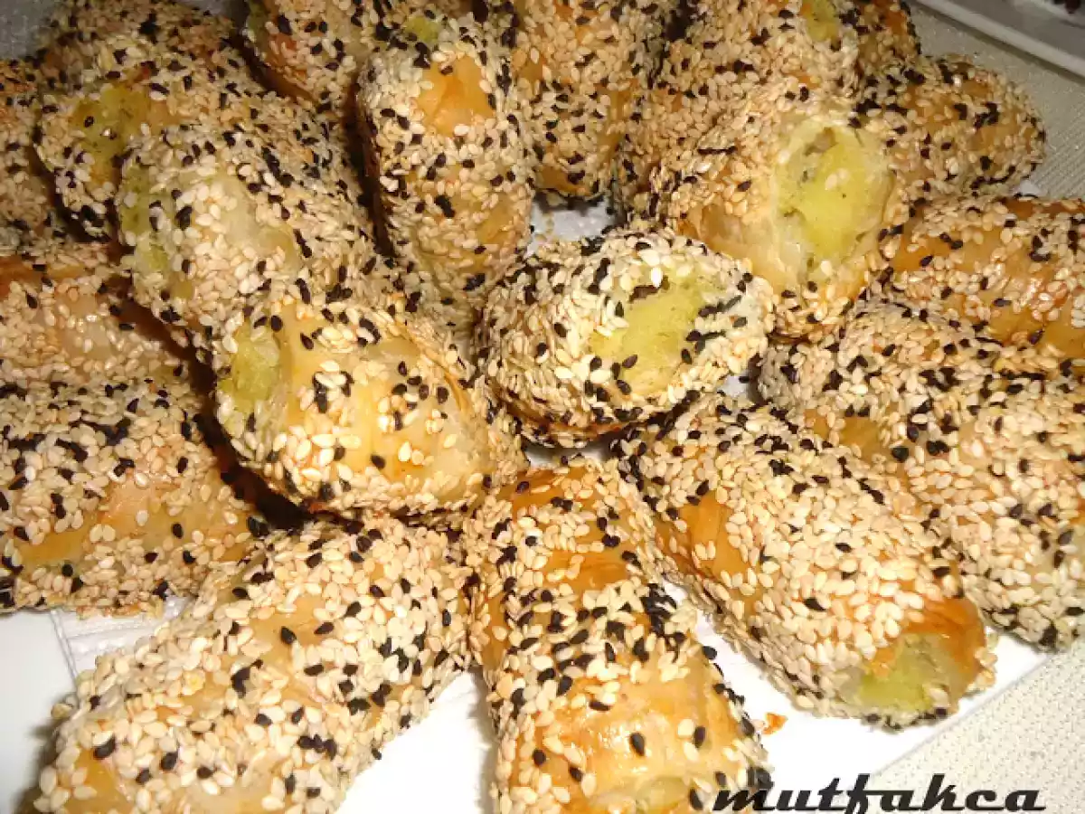 BAKLAVA YUFKASI İLE PATATESLİ BÖREK