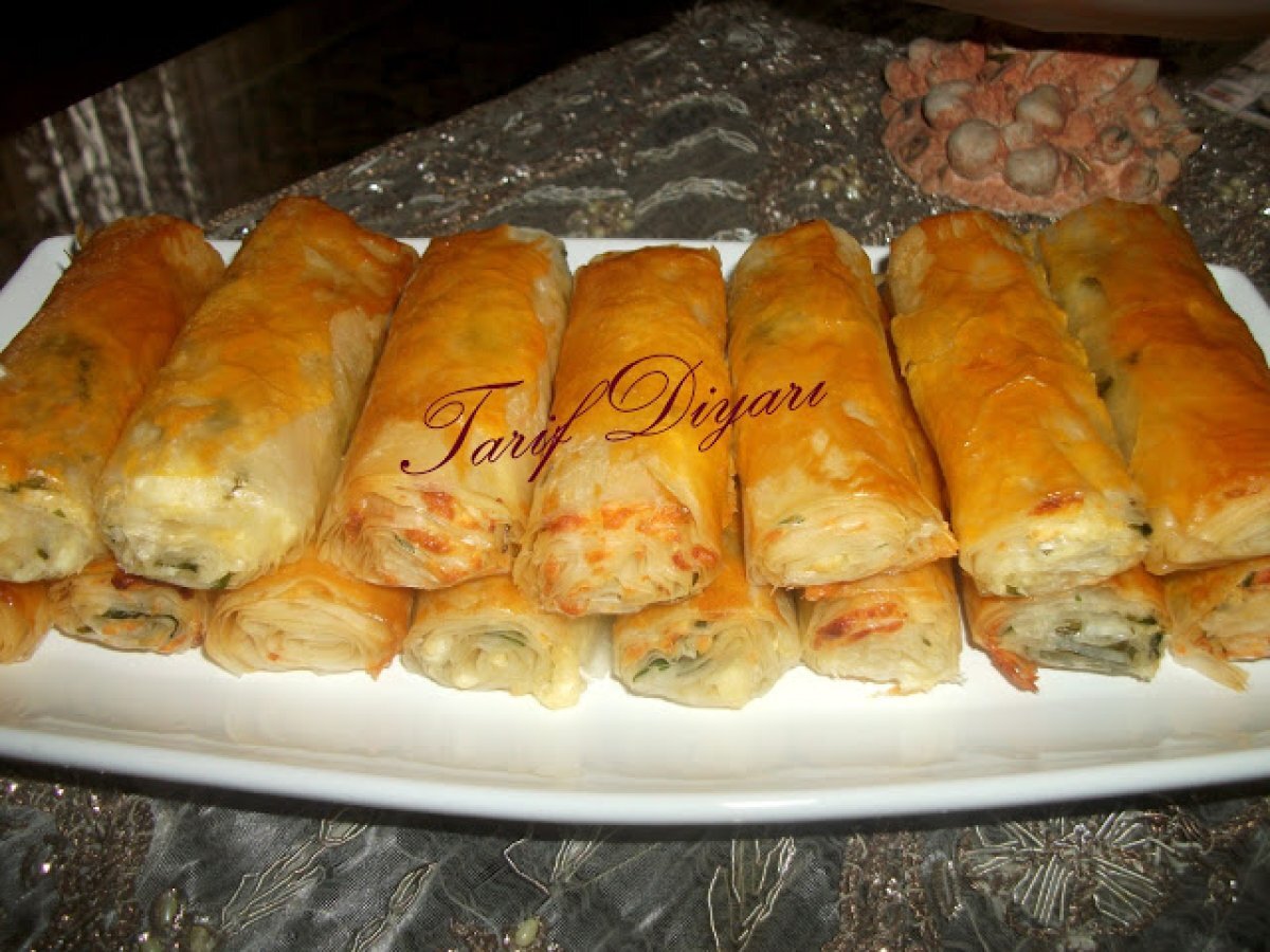 BAKLAVA YUFKASINDAN PEYNİRLİ BÖREK
