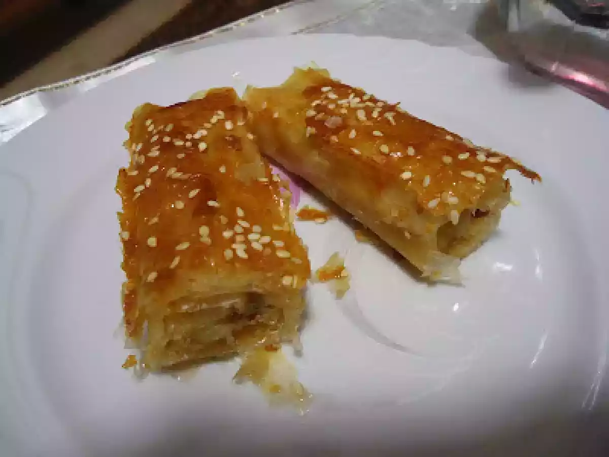 Baklavalık yufkadan, patatesli-kıymalı börek