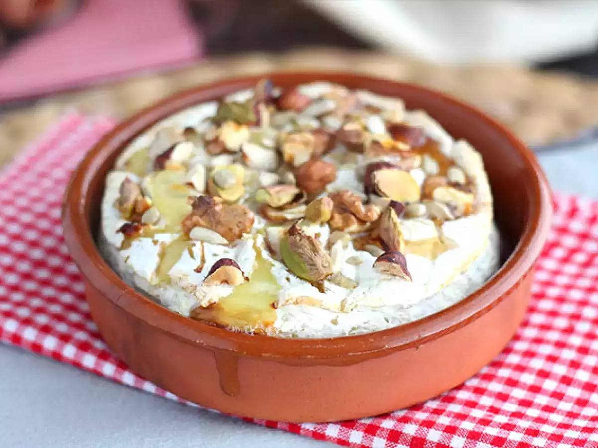 Bal ve ceviz ile fırında kavrulmuş Camembert - fotoğraf 2