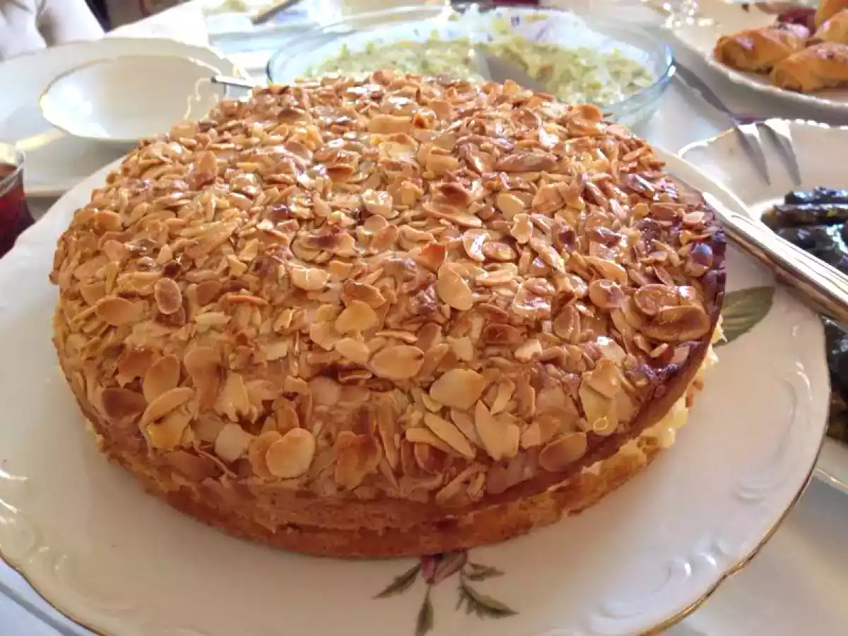 Ballı Bademli Pasta (Bienenstich)