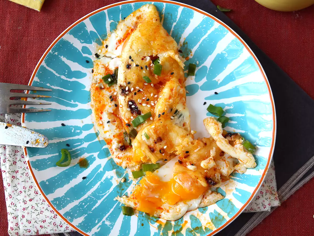 Ballı ve mozzarellalı kızarmış yumurta, tatlı, tuzlu ve baharatlı ekspres kahvaltı! - fotoğraf 2