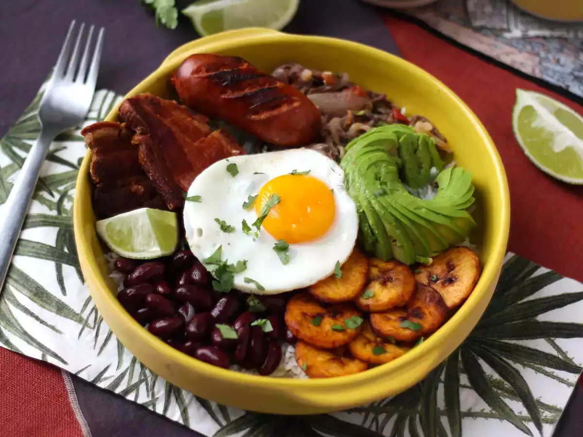 Bandeja Paisa, lezzet ve gelenek dolu Kolombiya yemeği - fotoğraf 3