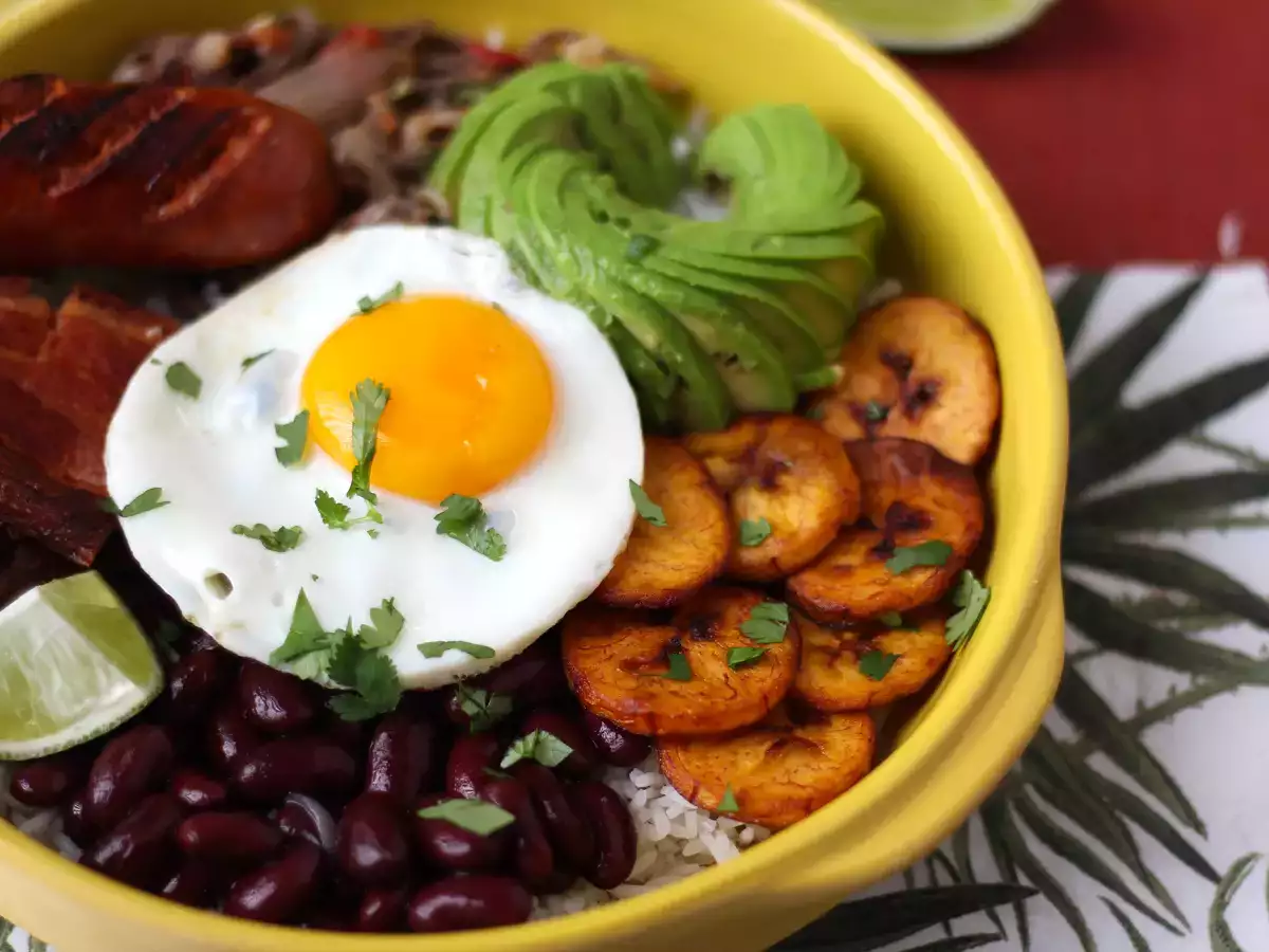 Bandeja Paisa, lezzet ve gelenek dolu Kolombiya yemeği - fotoğraf 5