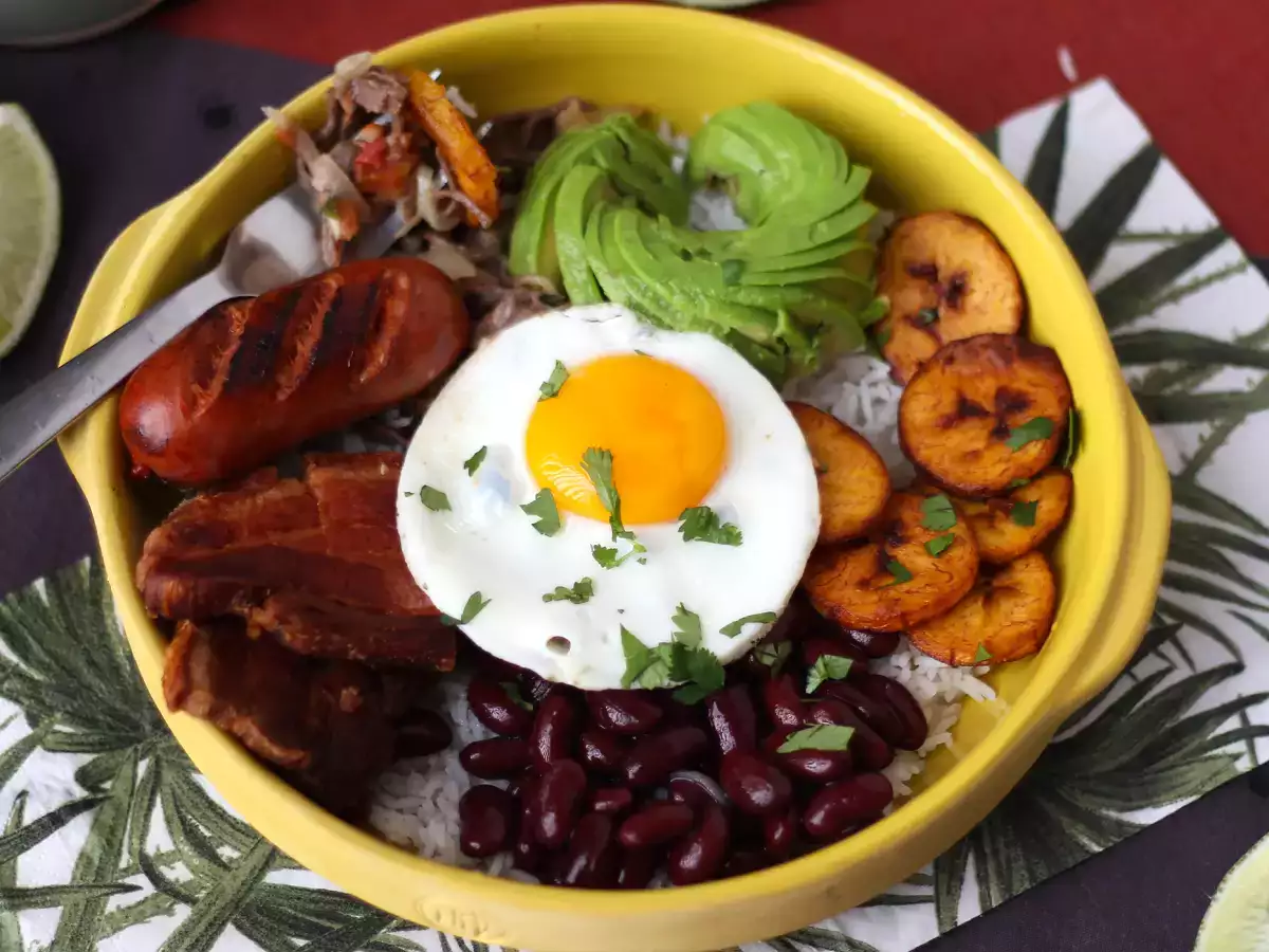 Bandeja Paisa, lezzet ve gelenek dolu Kolombiya yemeği - fotoğraf 6