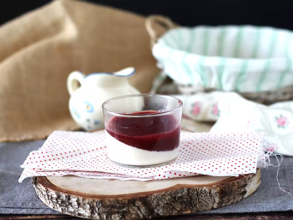 Berry coulis ile panna cotta