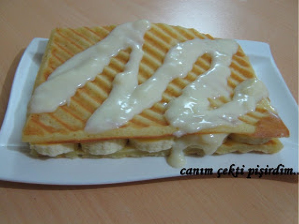 BEYAZ ÇİKOLATA SOSLU WAFFLE