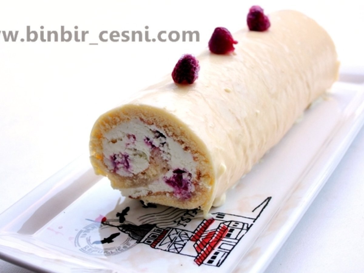 Beyaz Çikolata Mousse ve Ahududulu Rulo Pasta