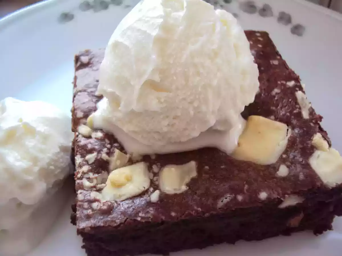 Beyaz Çikolatalı ve Cevizli Brownie, Yanında Vanilyalı Dondurma İle :))