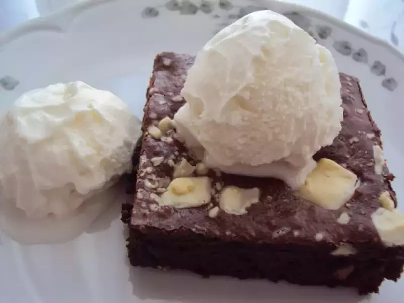 Beyaz Çikolatalı ve Cevizli Brownie, Yanında Vanilyalı Dondurma İle :)), fotoğraf 2