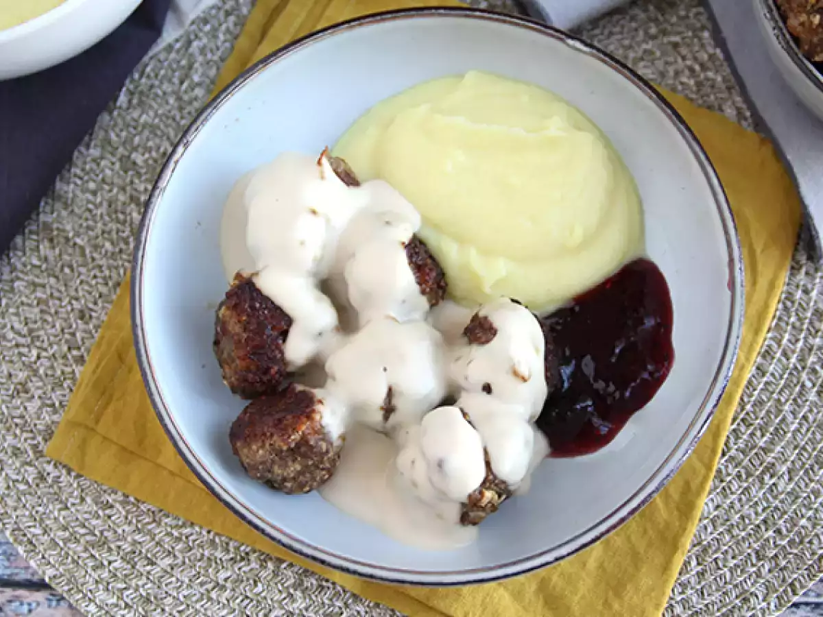 Beyaz Soslu IKEA Köftesi - fotoğraf 3