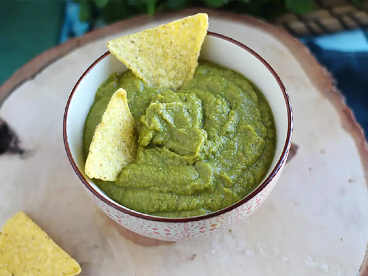 Bezelyeli ve misket limonlu guacamole