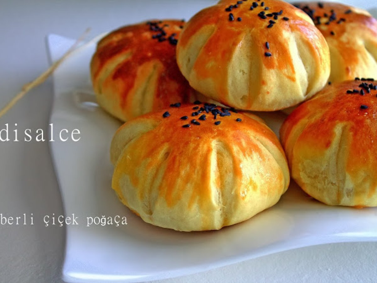 BİBERLİ ÇİÇEK POĞAÇA