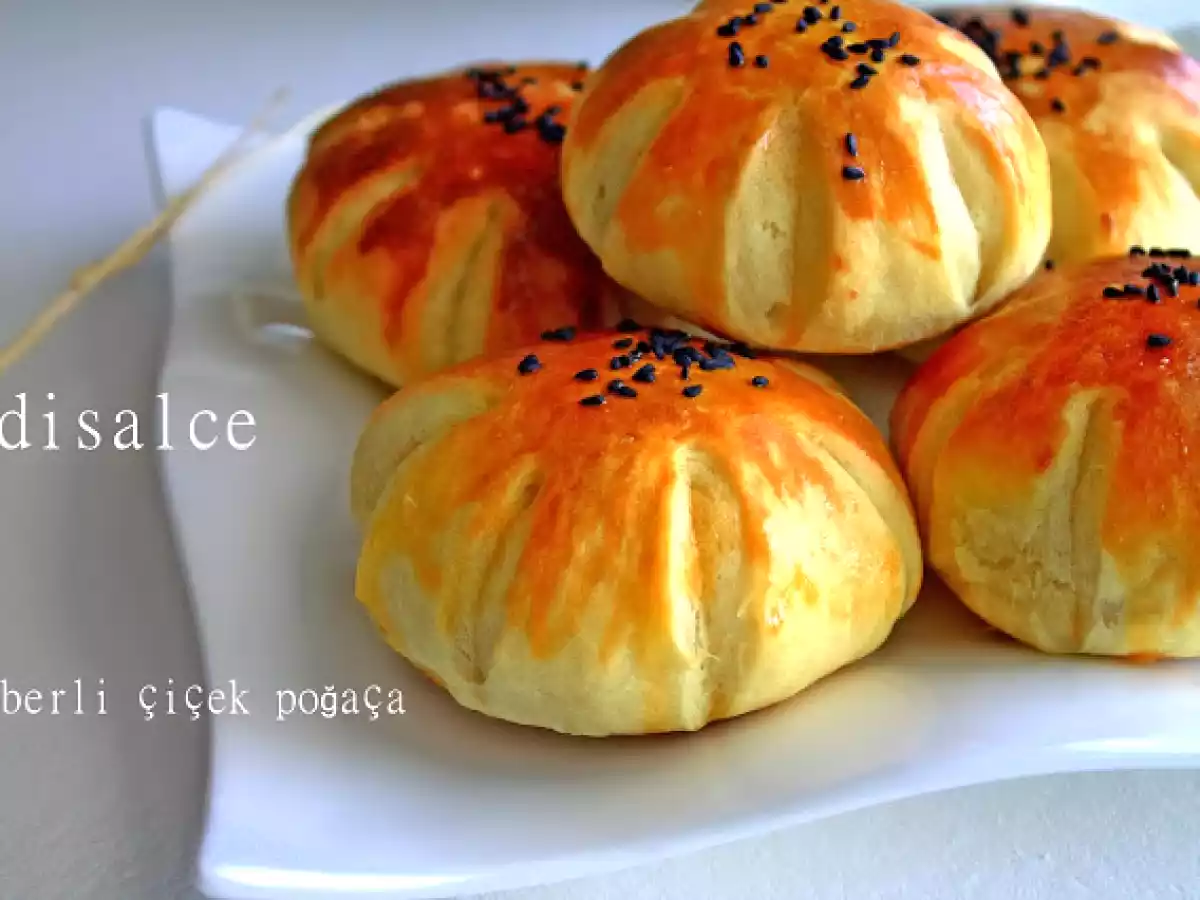 BİBERLİ ÇİÇEK POĞAÇA
