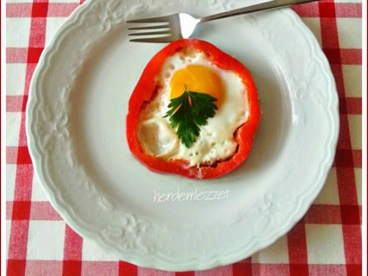 BİBERLİ YUMURTA ( BİBER İÇİNDE YUMURTA )