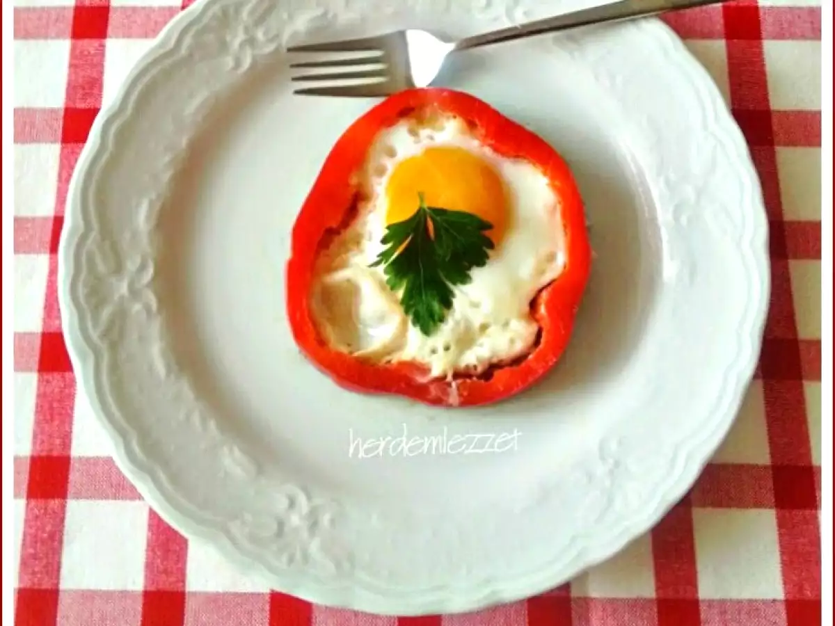 BİBERLİ YUMURTA ( BİBER İÇİNDE YUMURTA )