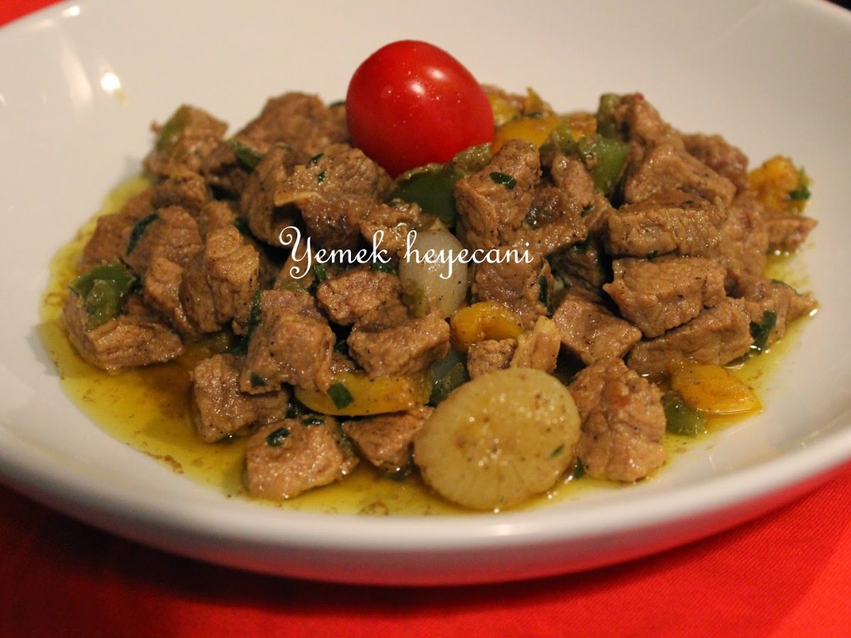 Biberli arpacık soĝanlı et sote