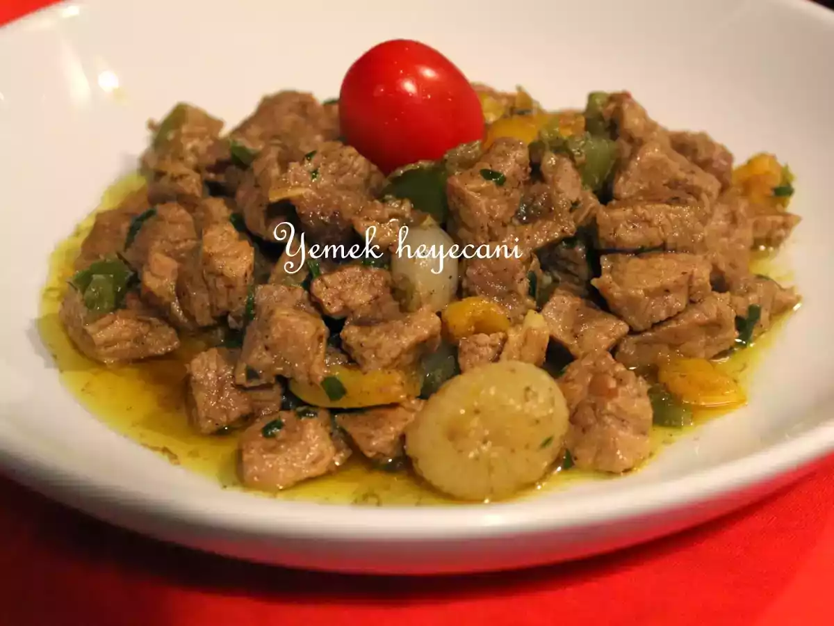 Biberli arpacık soĝanlı et sote