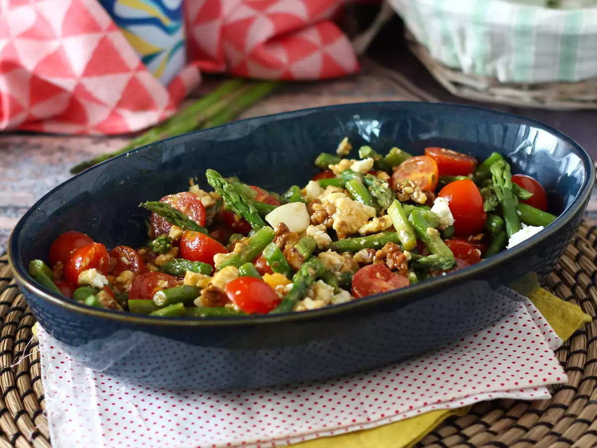 Bol Lezzetli Kuşkonmaz Salatası