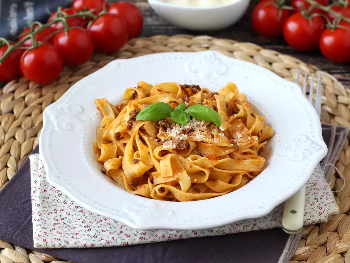 Bolonez soslu makarna - tagliatelle al ragù alla bolognese - fotoğraf 6
