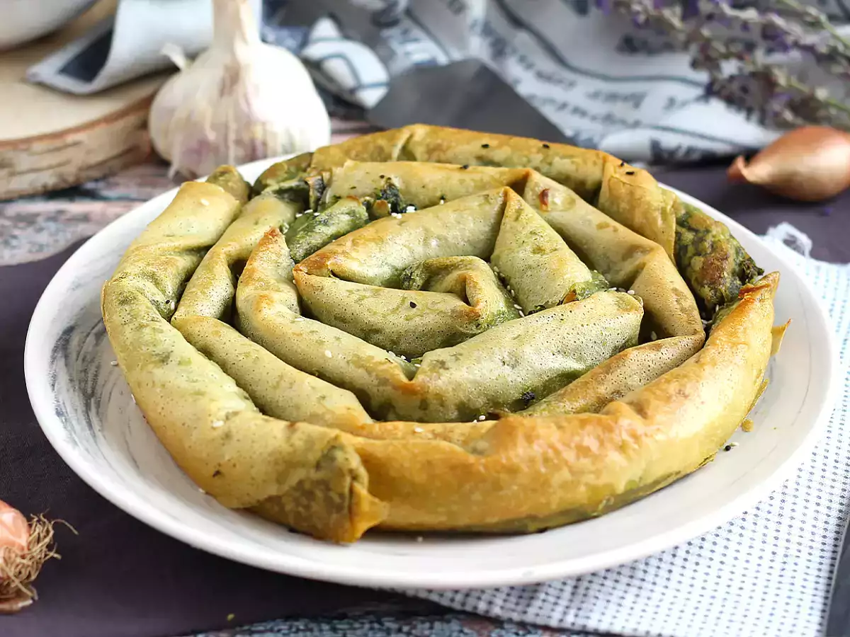 Börek, ıspanaklı ve peynirli Türk böreği