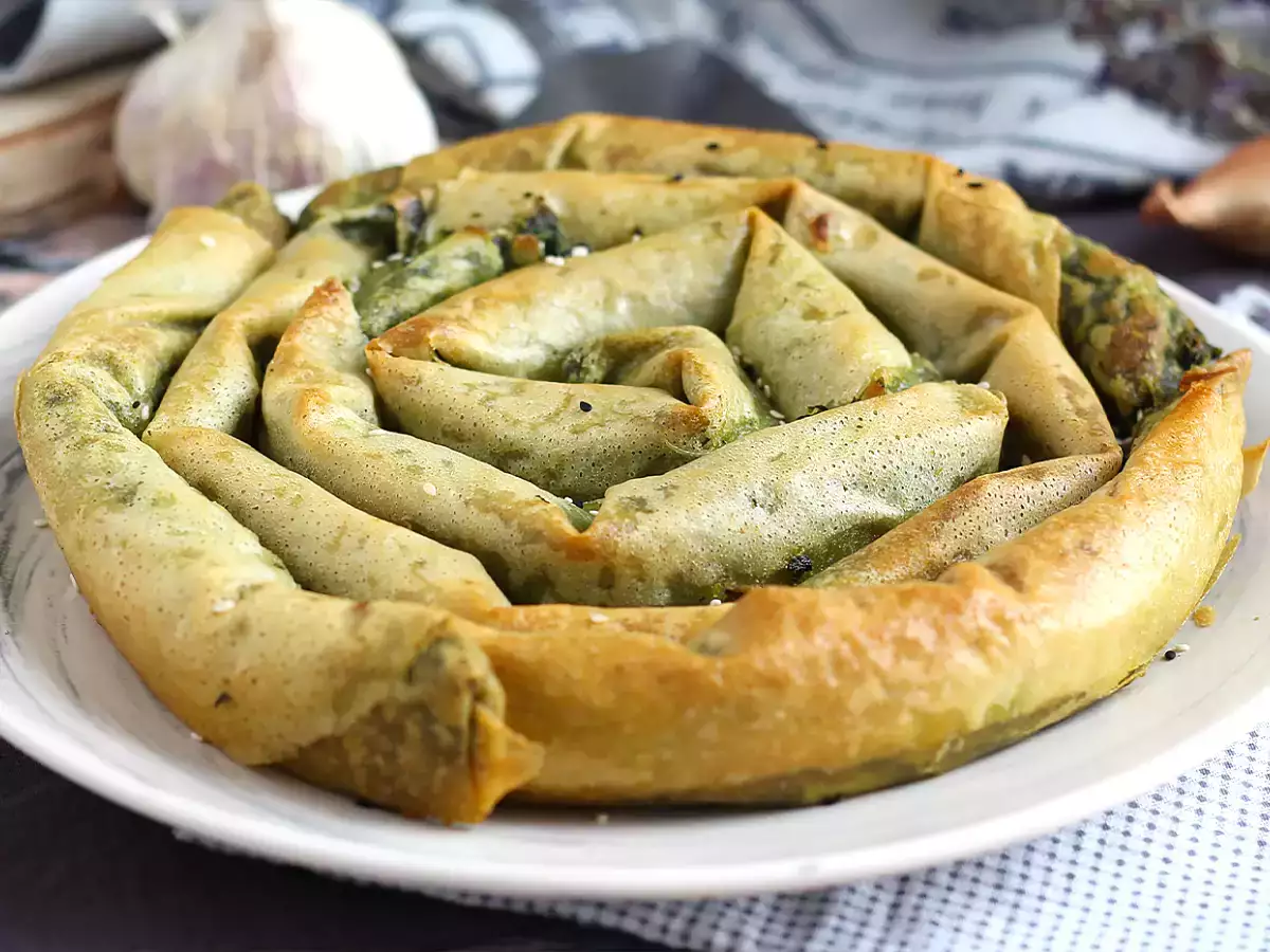 Börek, ıspanaklı ve peynirli Türk böreği - fotoğraf 3