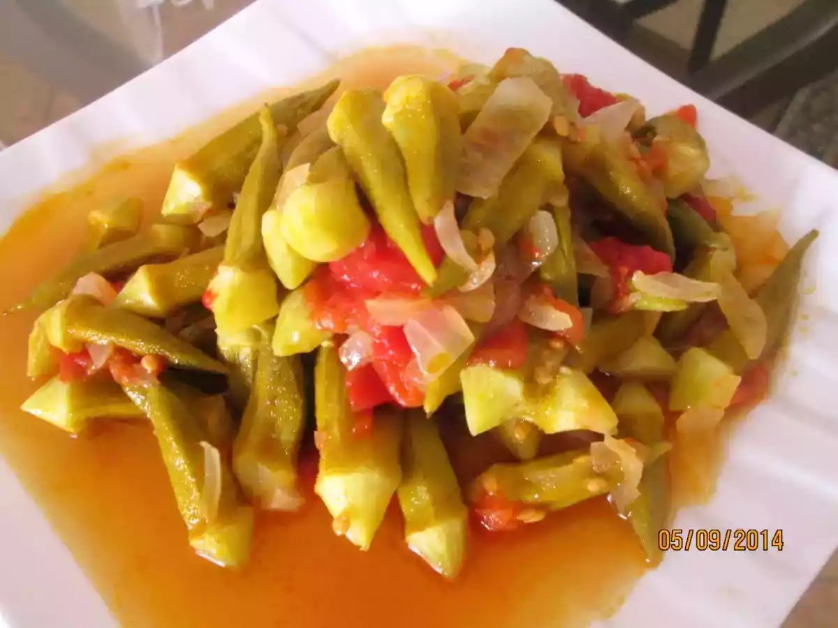 Böylede çok lezzetliymiş ( Zeytinyağlı bamya)