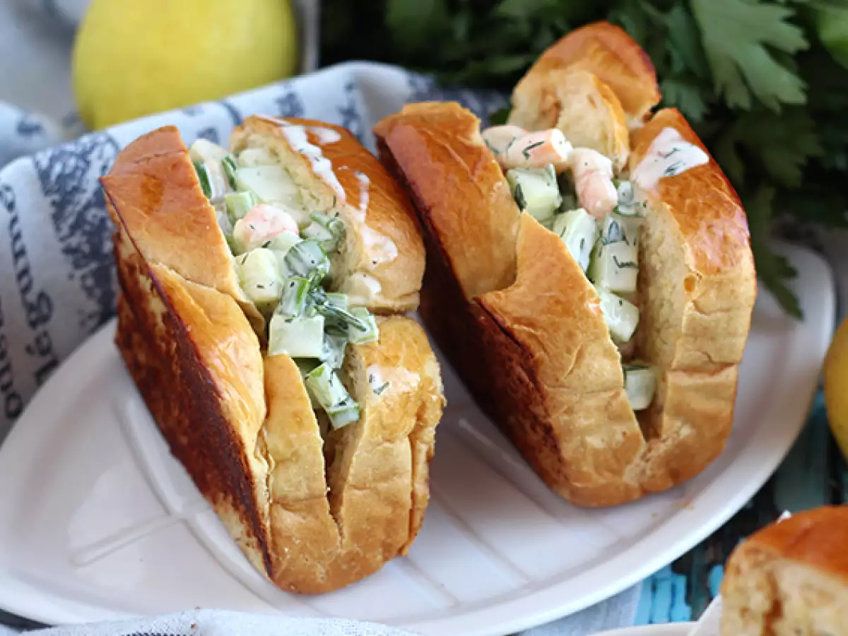 Brioche ekmeğinde karidesli sandviç (prawn roll)