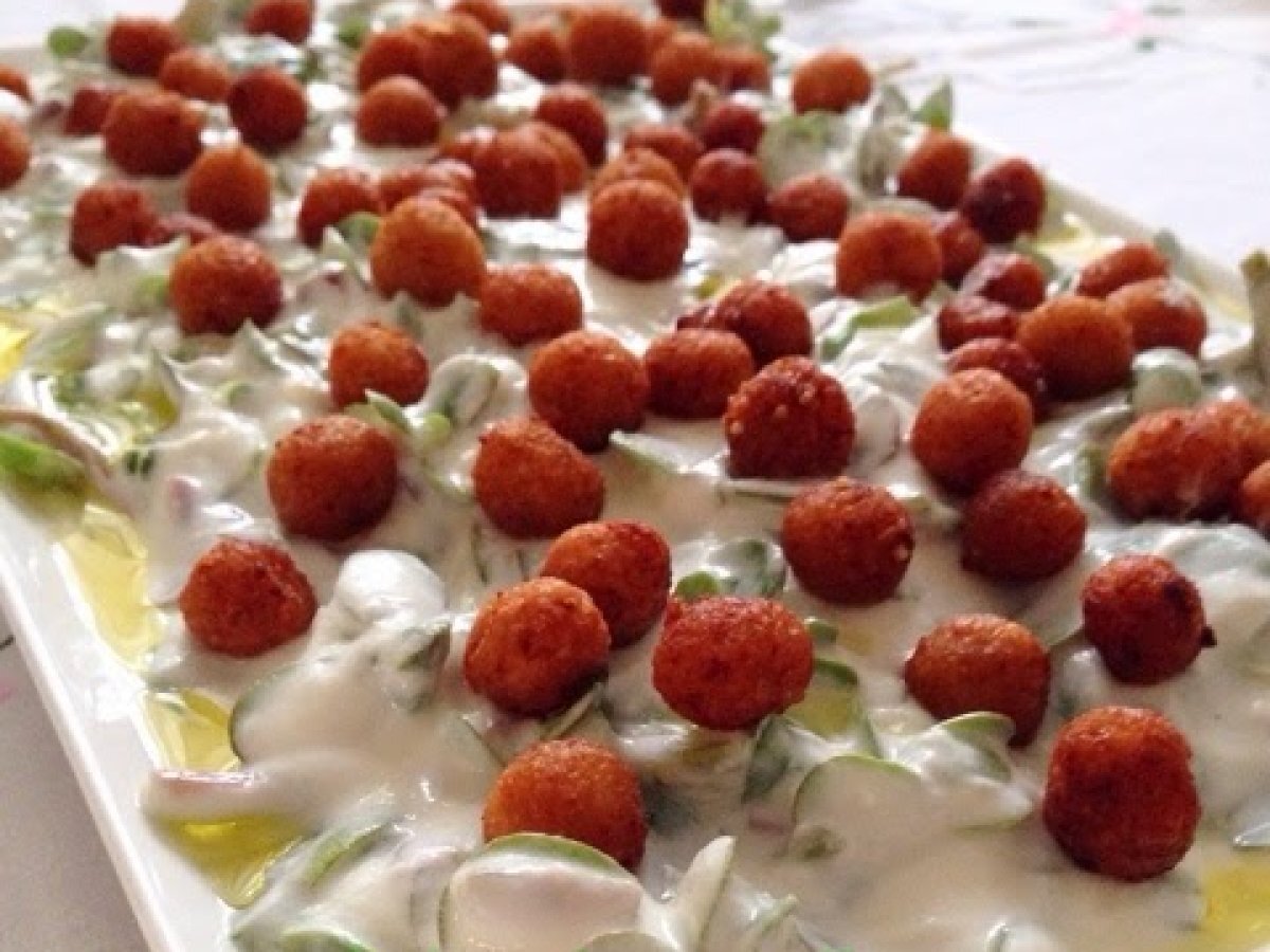 Bulgur köfteli yoğurtlu semiz otu salatası
