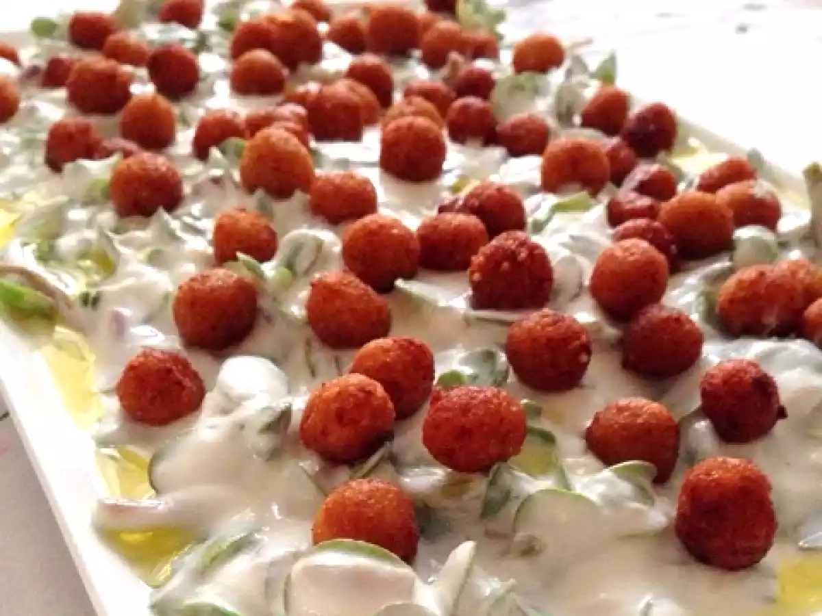 Bulgur köfteli yoğurtlu semiz otu salatası