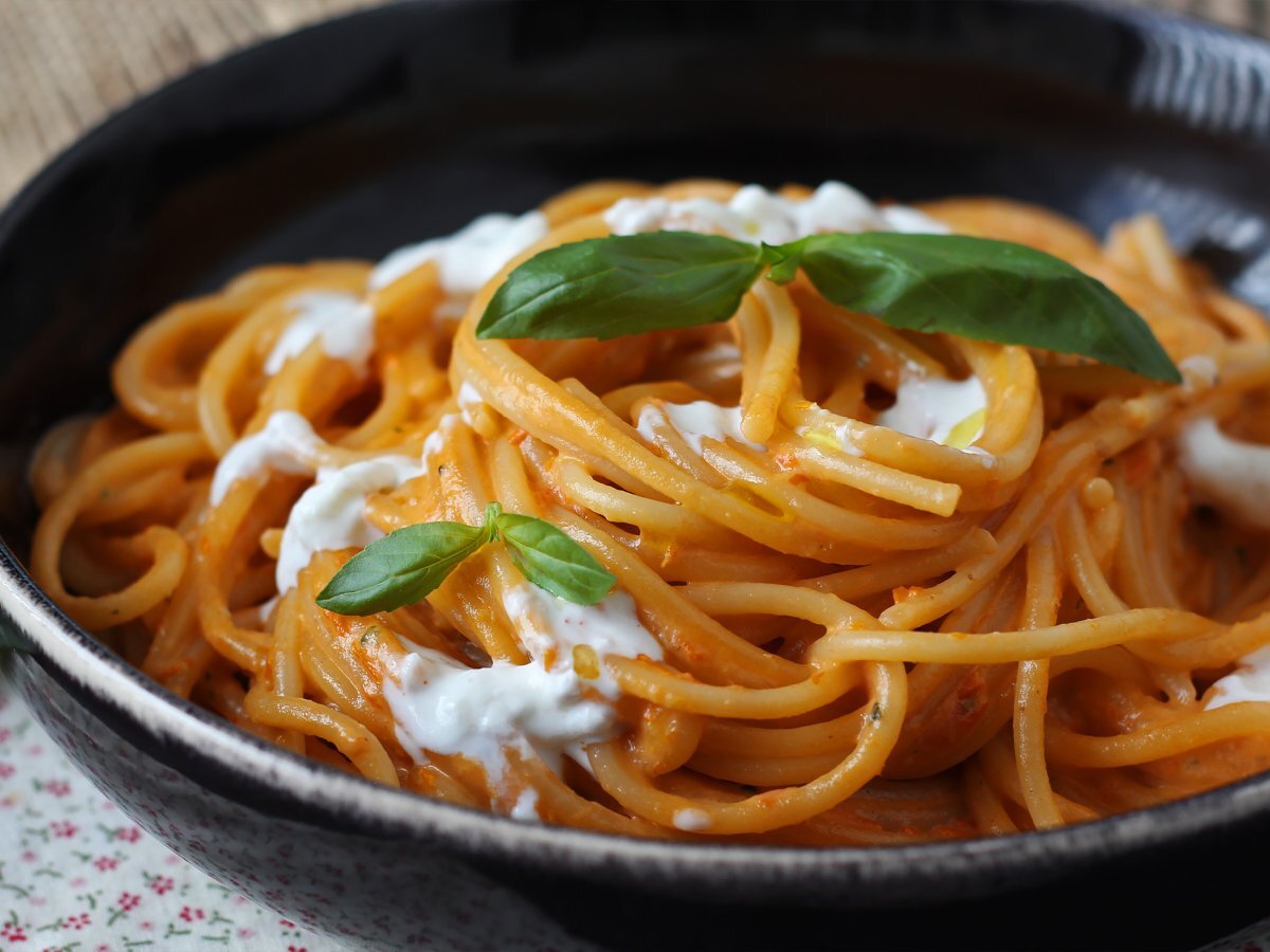 Burrata ve çeri domatesli kremalı makarna