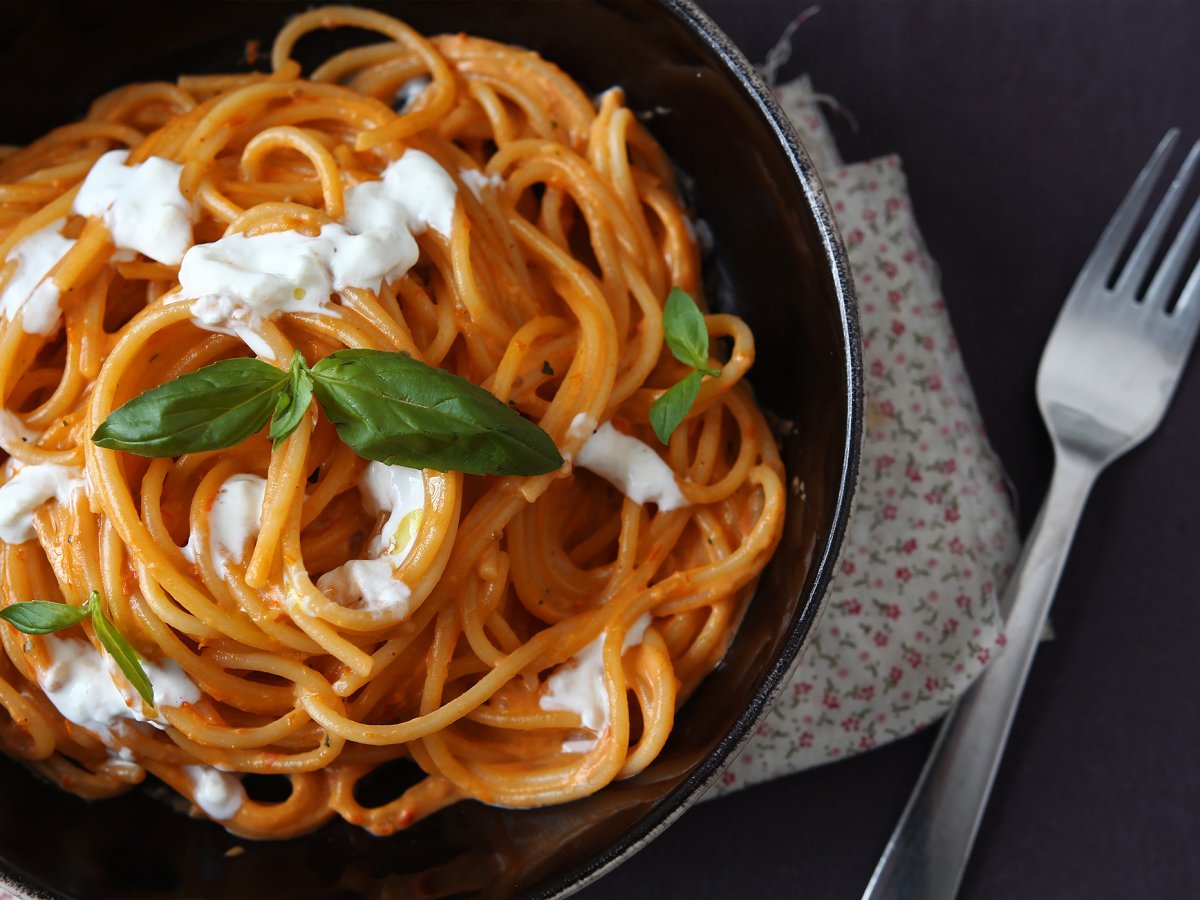 Burrata ve çeri domatesli kremalı makarna - fotoğraf 2