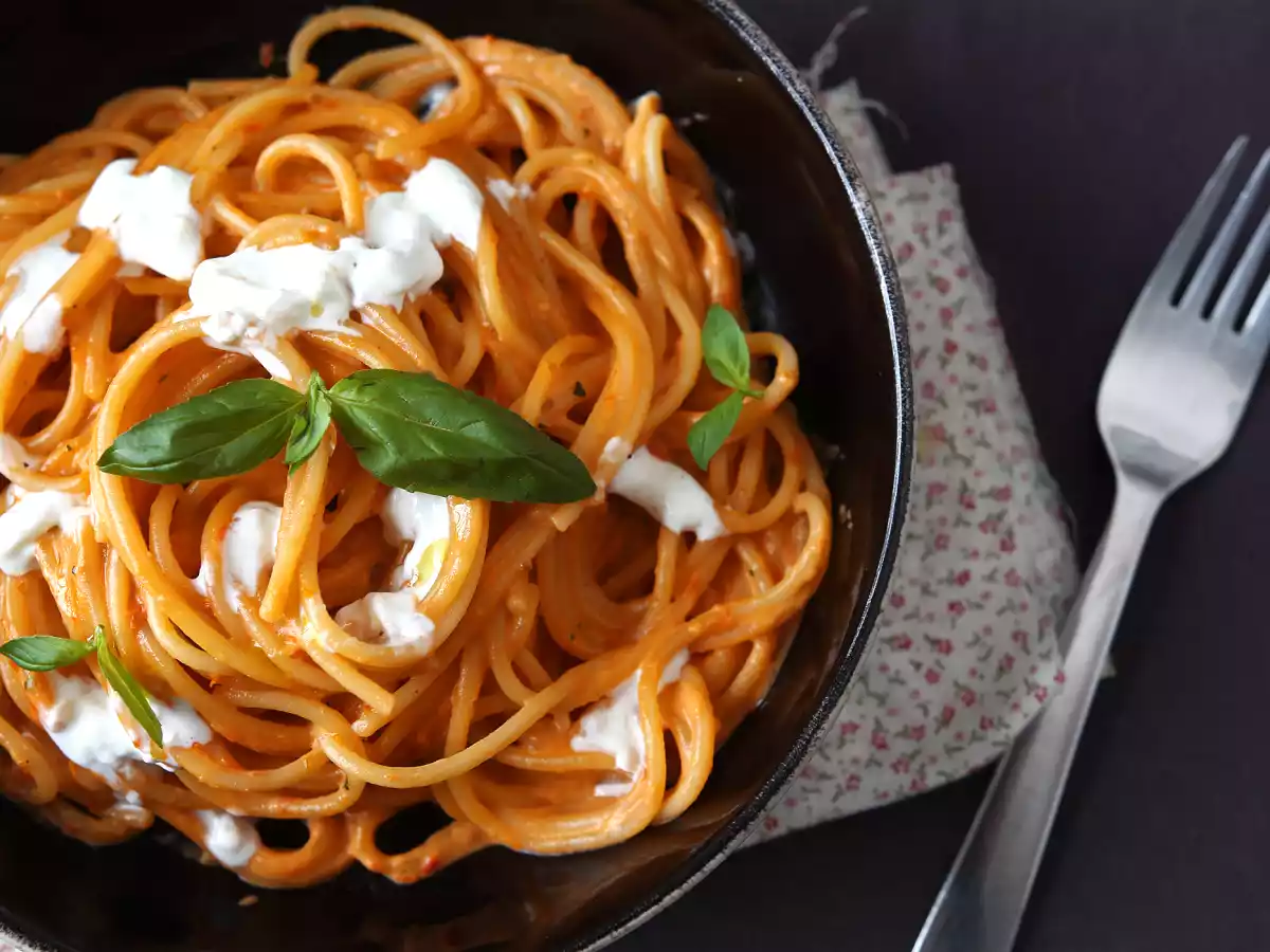 Burrata ve çeri domatesli kremalı makarna - fotoğraf 2