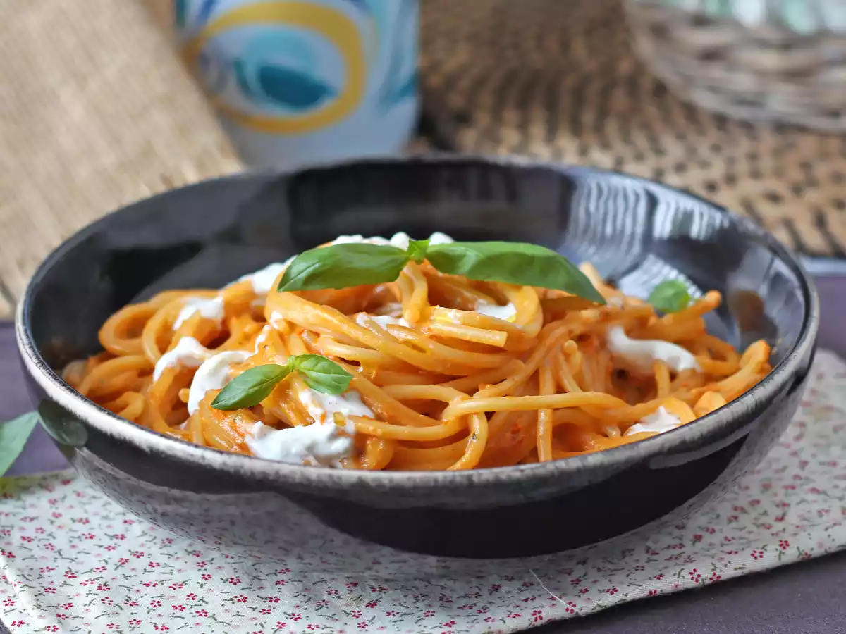 Burrata ve çeri domatesli kremalı makarna - fotoğraf 3