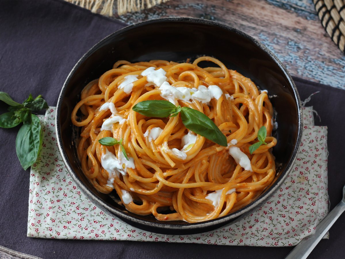 Burrata ve çeri domatesli kremalı makarna - fotoğraf 4