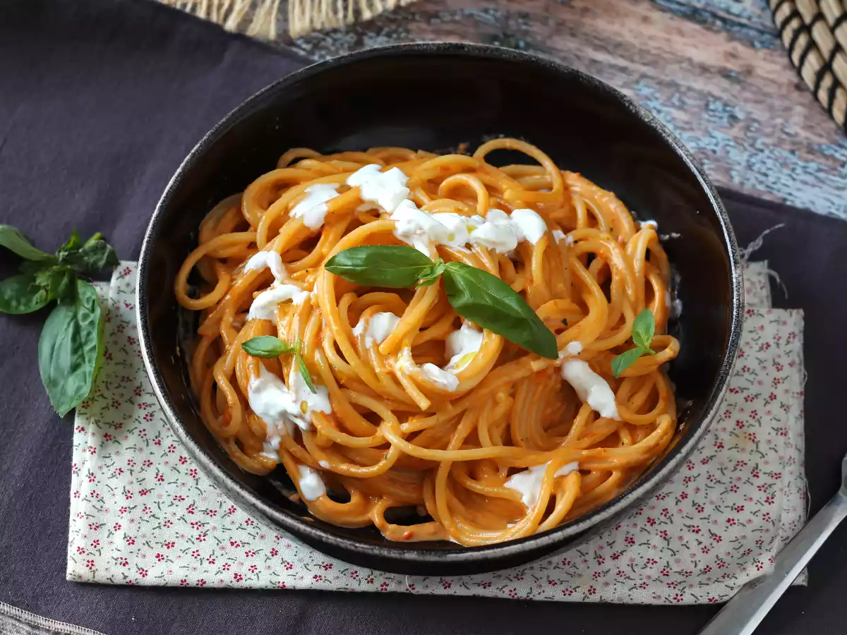 Burrata ve çeri domatesli kremalı makarna - fotoğraf 4