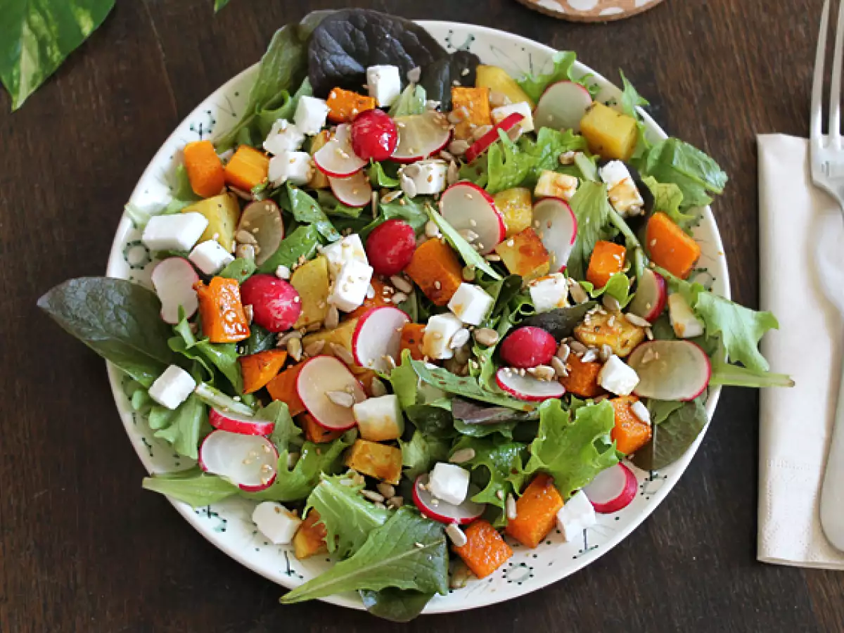 Butternut kabağı, patates, turp ve beyaz peynir salatası