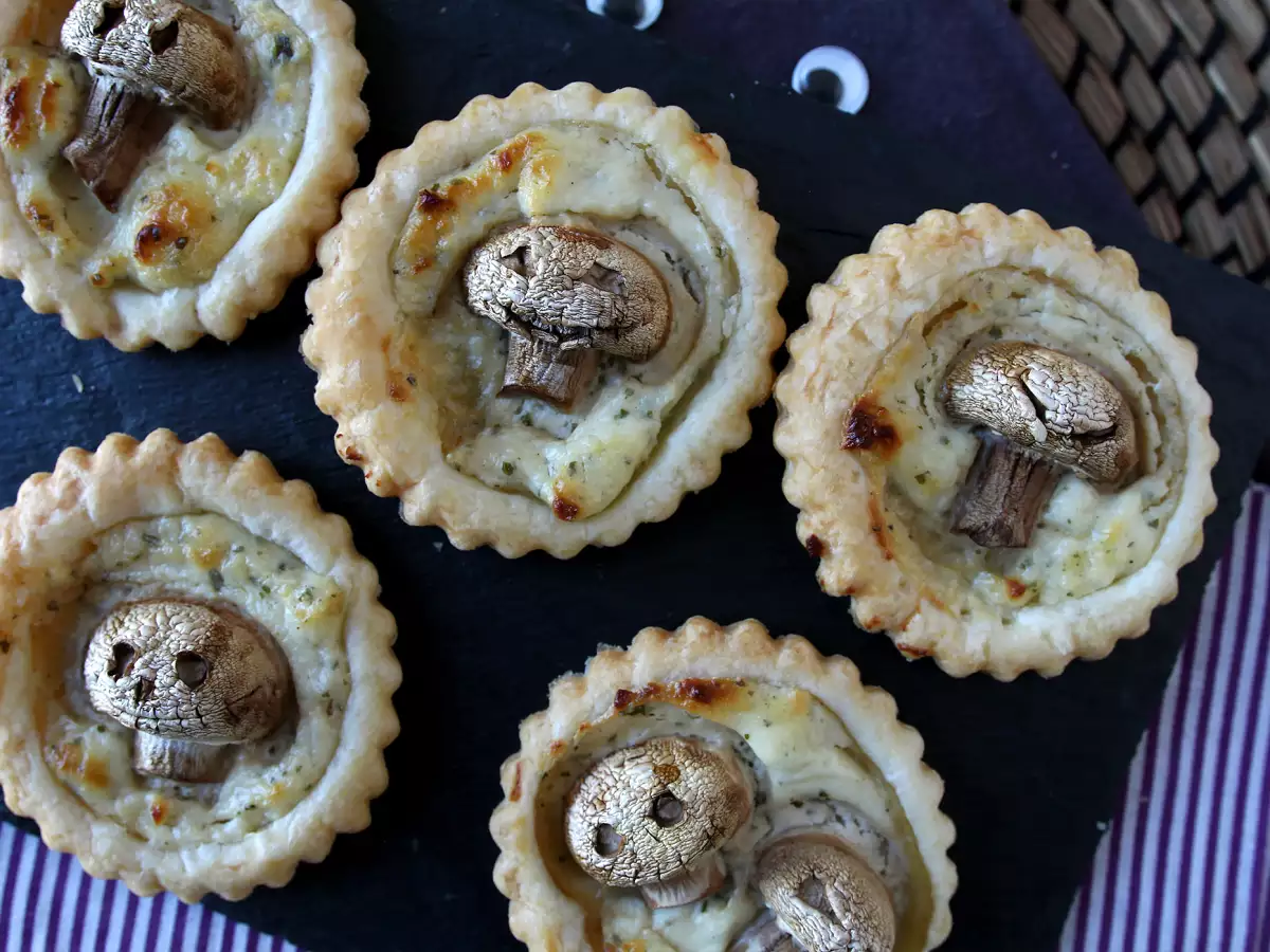Cadılar Bayramı için Mantarlı ve Sarımsaklı Otlu Peynirli Mini Tartöletler - fotoğraf 6